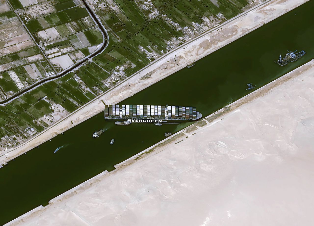 Druk is groot om schip in Suezkanaal snel vlot te trekken 