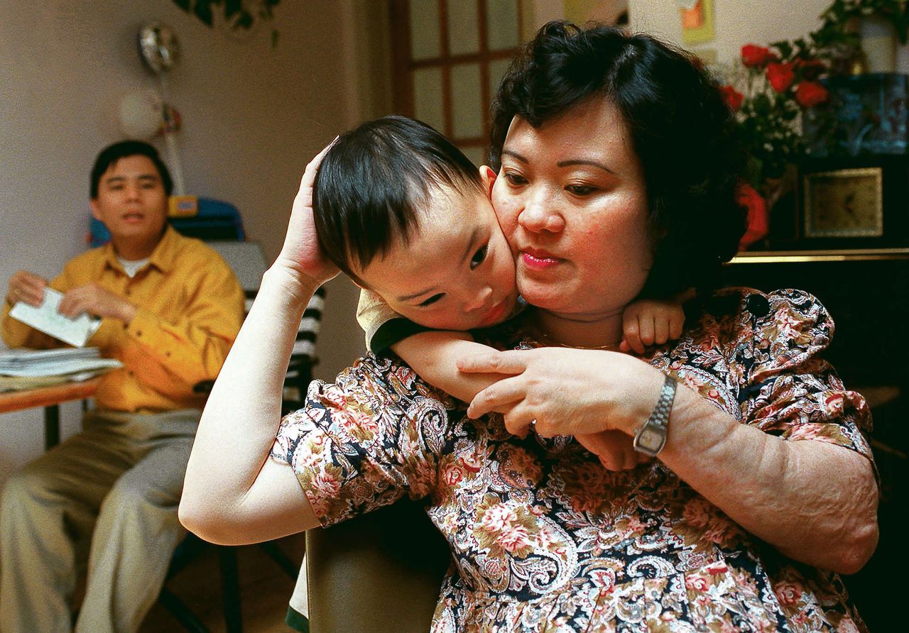 Kim met echtgenoot en zoontje in 1997 gefotografeerd door vriend en AP-fotograaf Nick Ut. Op de linkerpagina de jonge Kim in 1972 na de napalmaanval in Vietnam en Kim herenigd met Nick Ut in 1973.