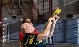 El instructor Michael Huijs (vestido con un polo rojo) instruye a los oficiales sobre cómo utilizar una pistola eléctrica.