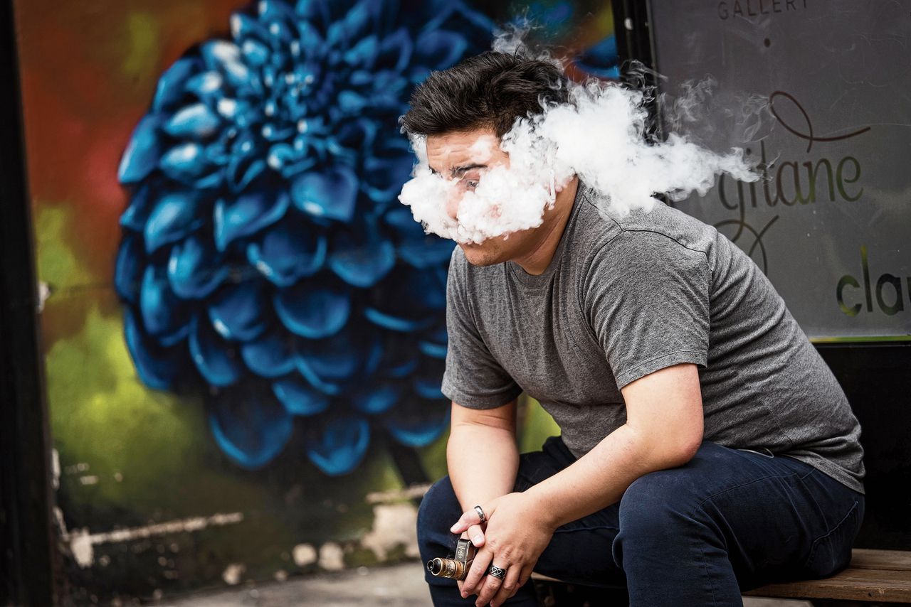 Een gebruiker met zijn e-sigaret in San Francisco. Hoewel e-sigaretten niet branden, kunnen ze een dichte damp verspreiden.