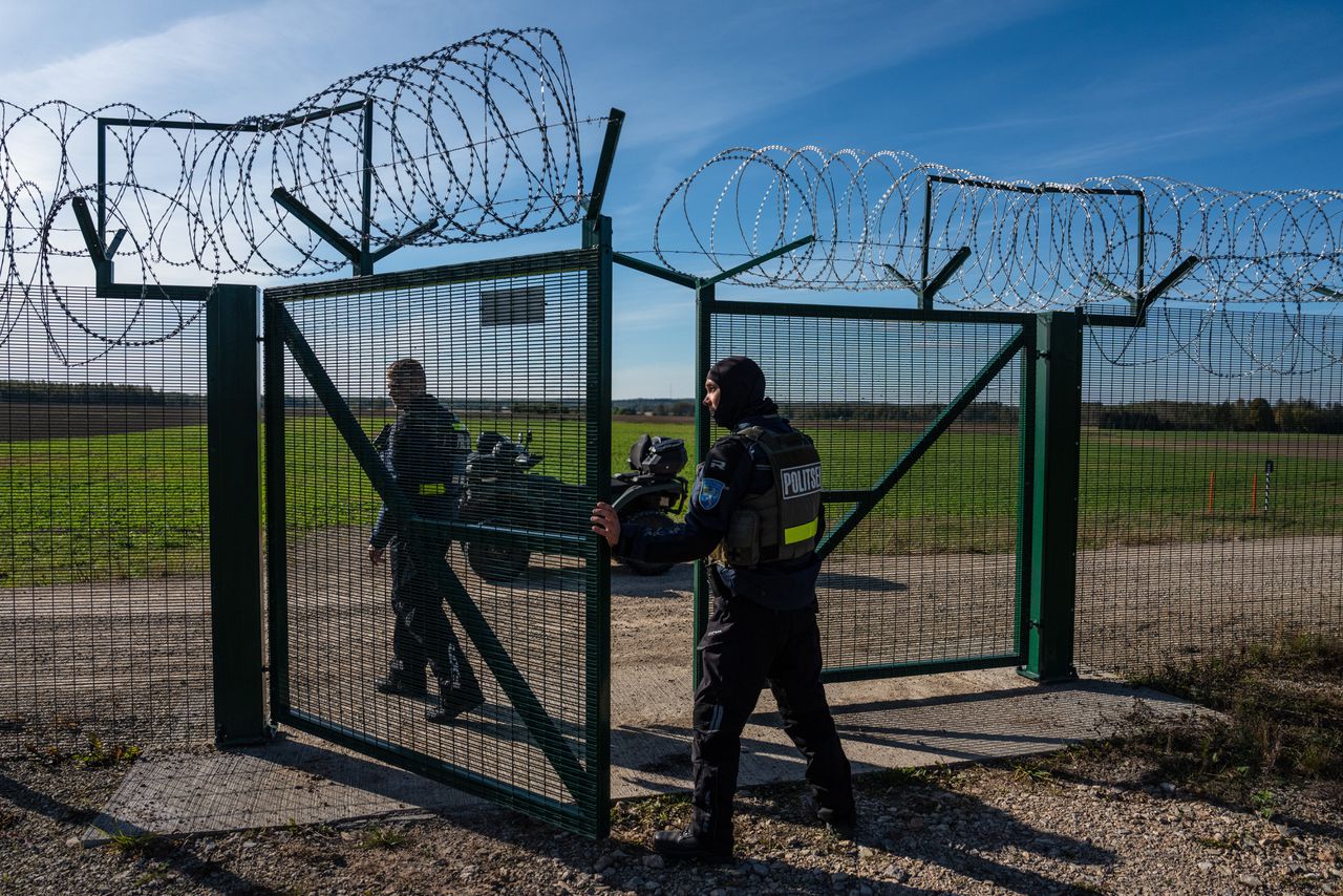 Armed Russians close Estonia border