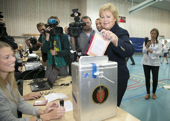 Leider van de Conservatieve Partij in Noorwegen Erna Solberg brengt haar stem uit voor de parlementsverkiezingen.