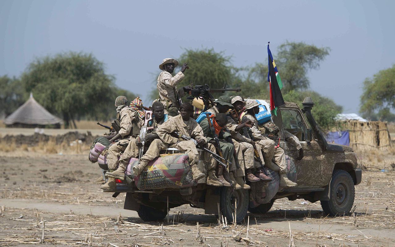 Soldaten van het Zuid-Soedanese leger in de buurt van het dorpje Bor. Volgens een rapport van de VN-missie in Zuid Sudan heeft het leger zich schuldig gemaakt aan verregaande mensenrechtenschendingen.