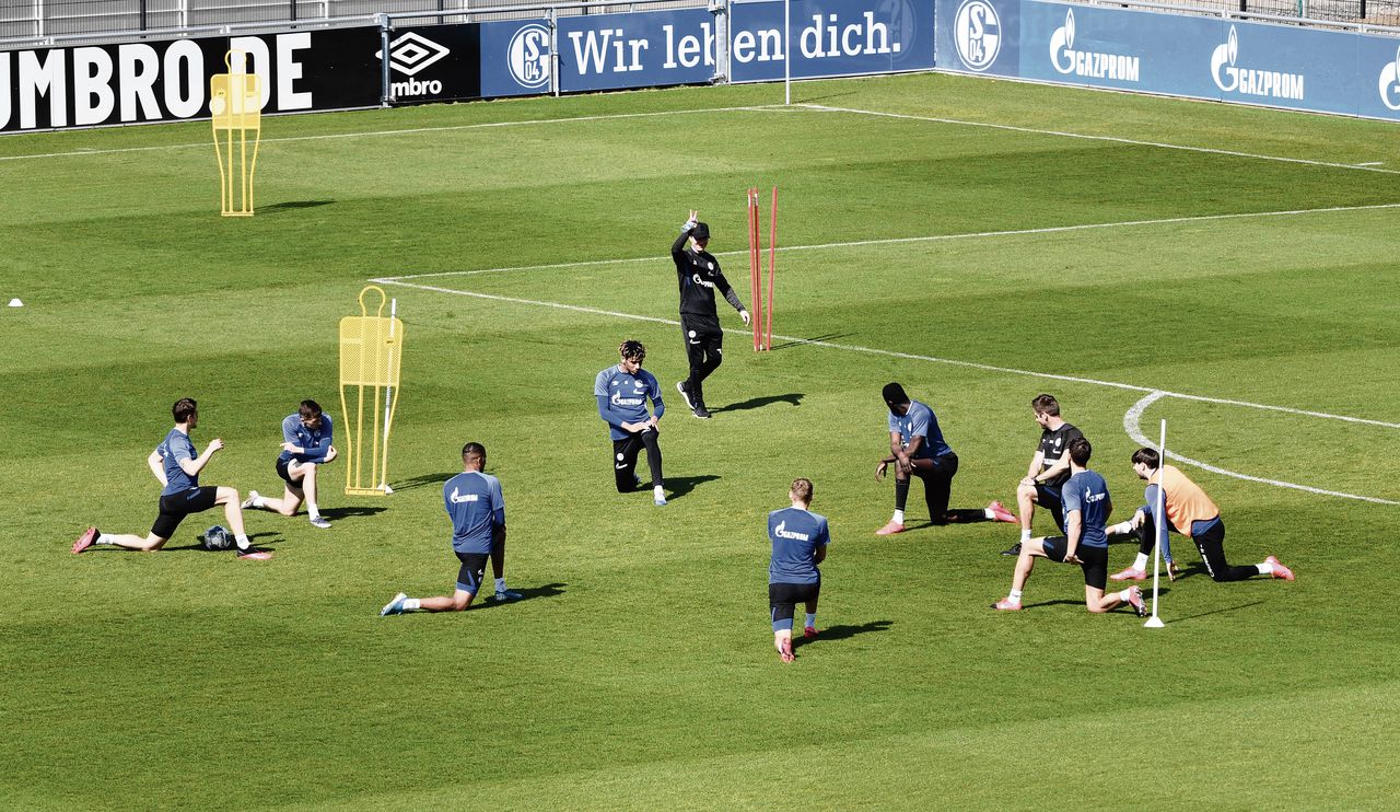 Een training van de selectie van Schalke 04, vorige week, waarbij de spelers voldoende afstand moesten houden van elkaar.