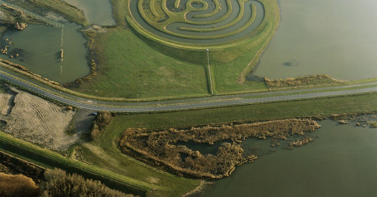 Het doolhof stroomt vol