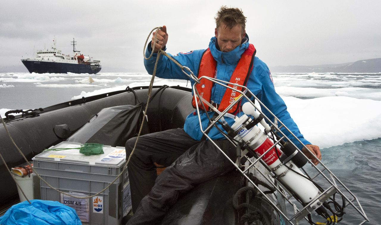 Een Nederlandse poolonderzoeker bij Spitsbergen. Ruim vijftig wetenschappers bestudeerden daar in 2015 onder meer planten, dieren, bodemvervuiling en het landschap.