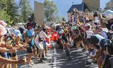 De Brit Tom Pidcock op de ‘Nederlandse’ berg Alpe d’Huez tijdens de Tour de France in 2022