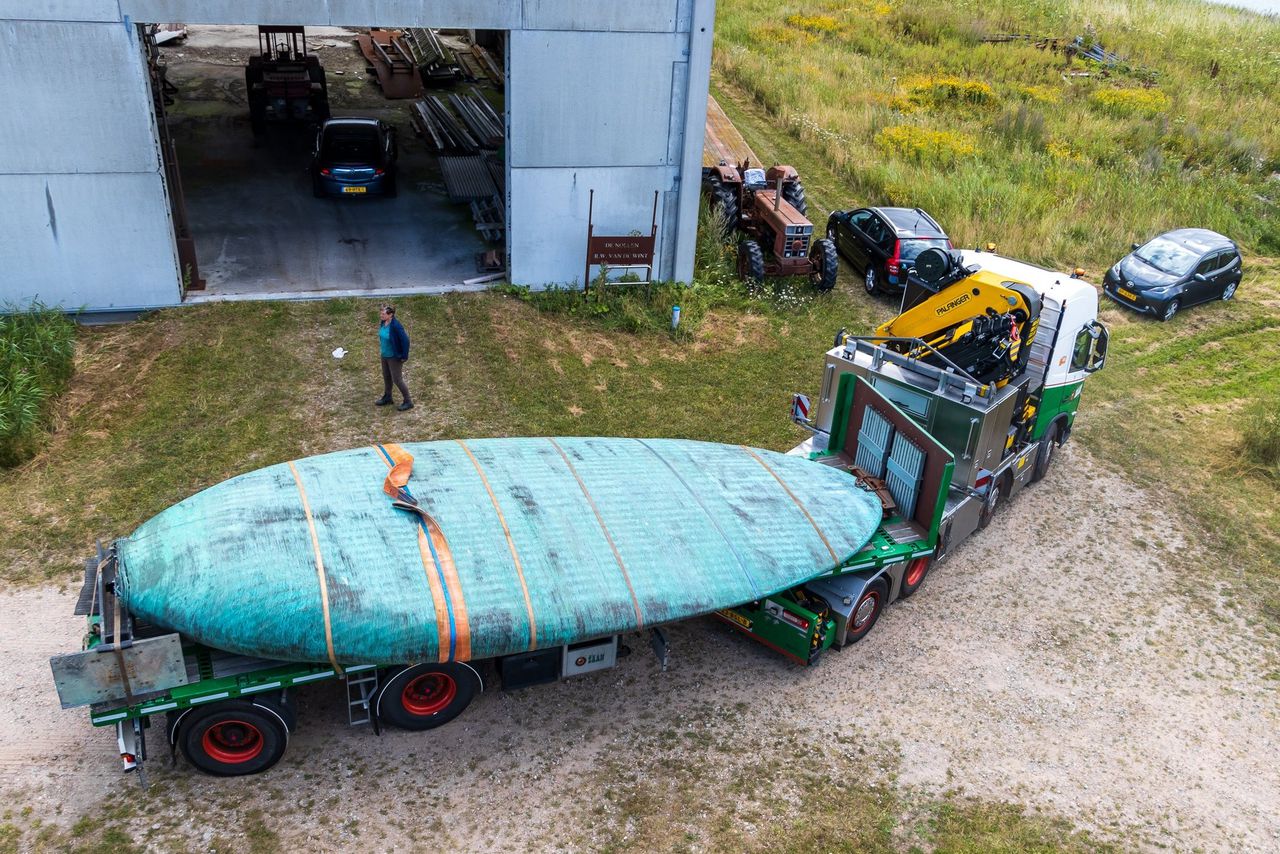 De vrachtwagen arriveert met de 11 ton zware ‘De Tong’ bij de werkplaats op De Nollen bij Den Helder.