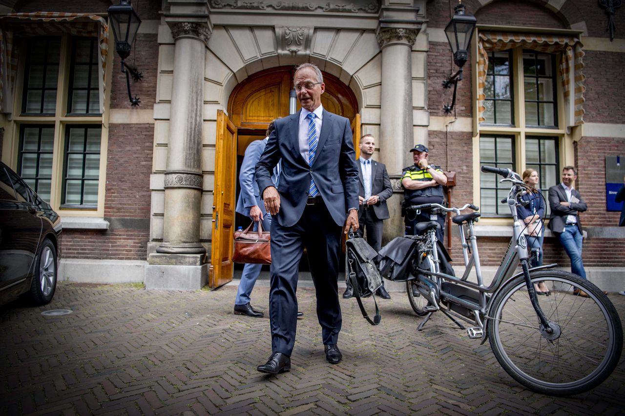 Demissionair minister Henk Kamp (Economische Zaken) vertrekt van het Binnenhof na de wekelijkse ministerraad