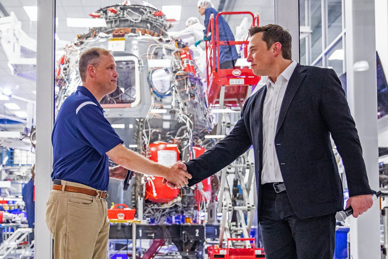 NASA-topman Jim Bridenstine (links) en SpaceX-baas Elon Musk na afloop van een persconferentie over de eerste bemande SpaceX-missie.