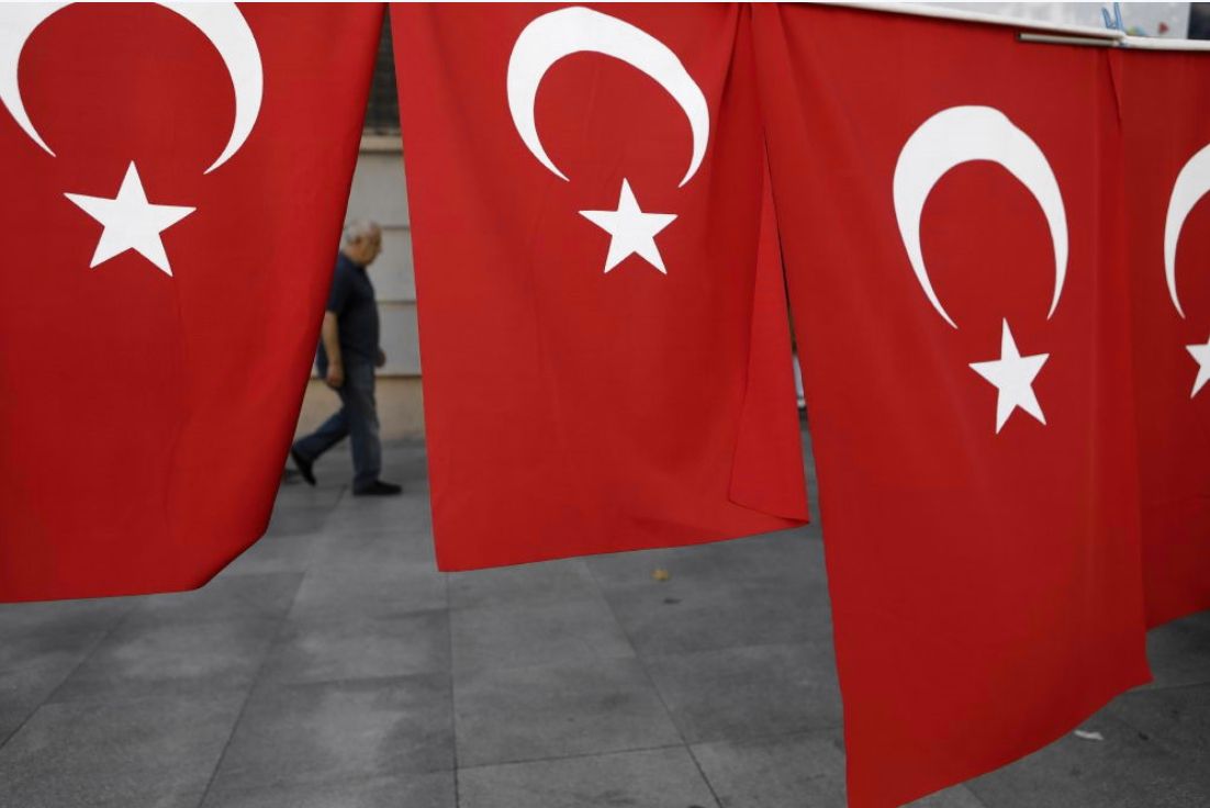 Turkse vlaggen in de straten van Istanbul.