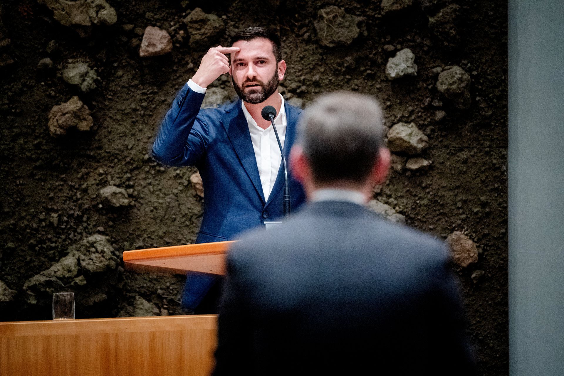 Debat bereikt kookpunt tijdens betoog Van Baarle - NRC