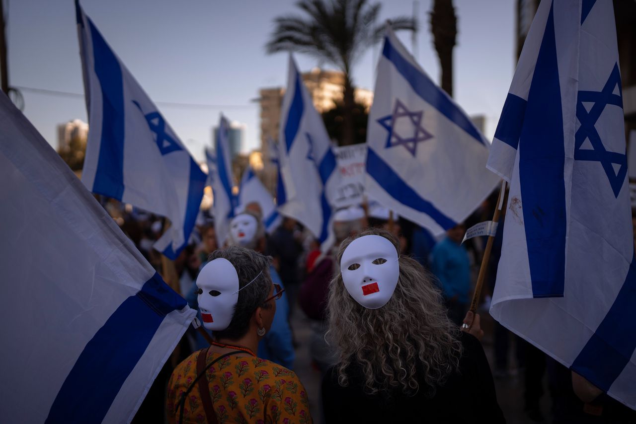 Demonstranten in Tel Aviv tijdens een protest tegen Netanyahu.