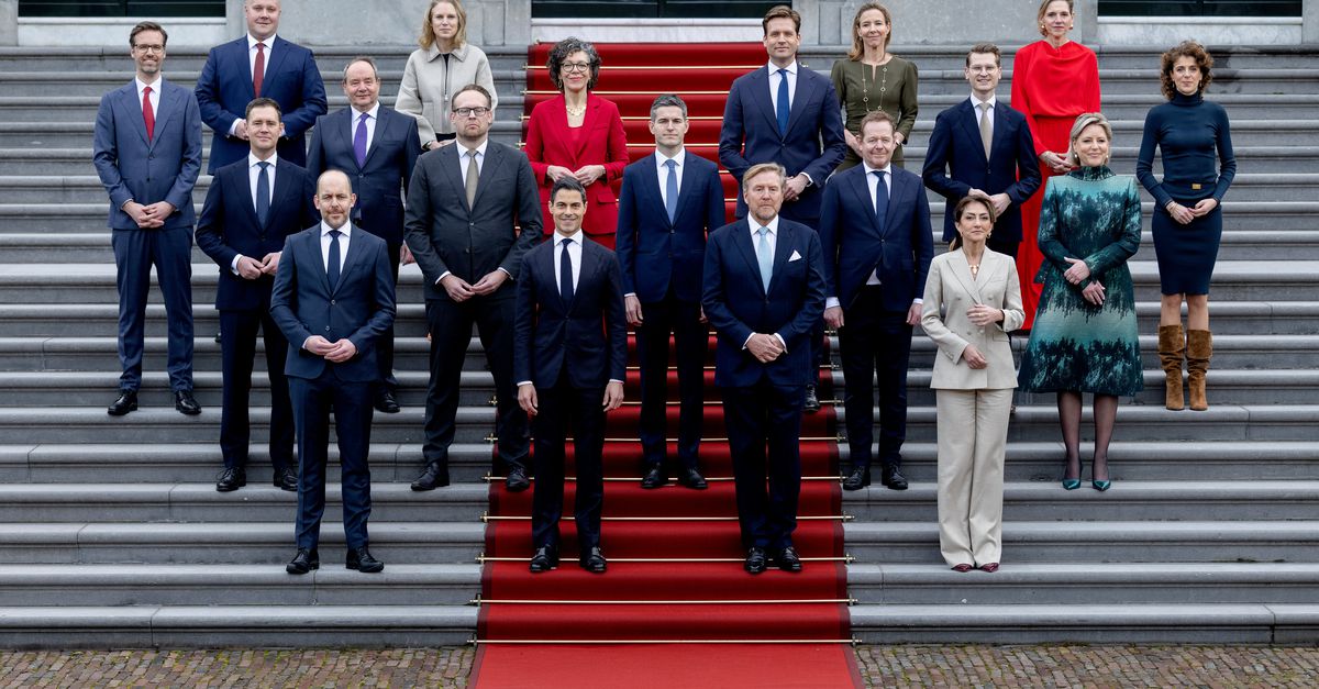 Een sabel, een erehaag en politieke poses: kabinet-Jetten lost kabinet-Schoof af