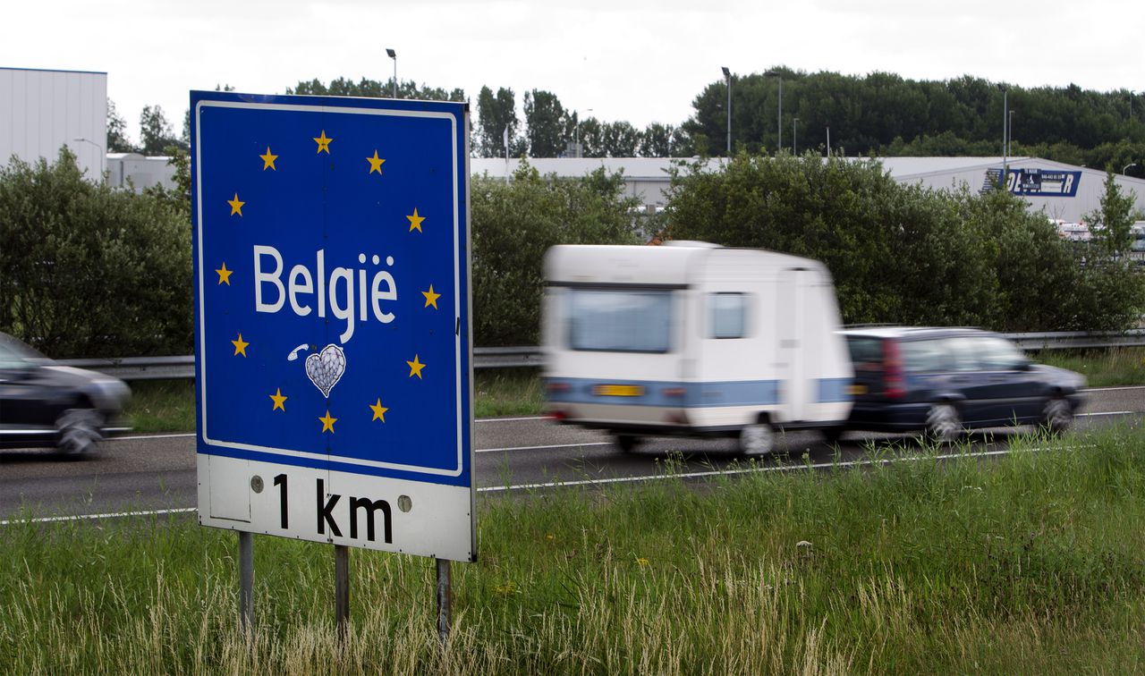 Vakantiegangers bij de grensovergang van Hazeldonk richting België op archiefbeeld.