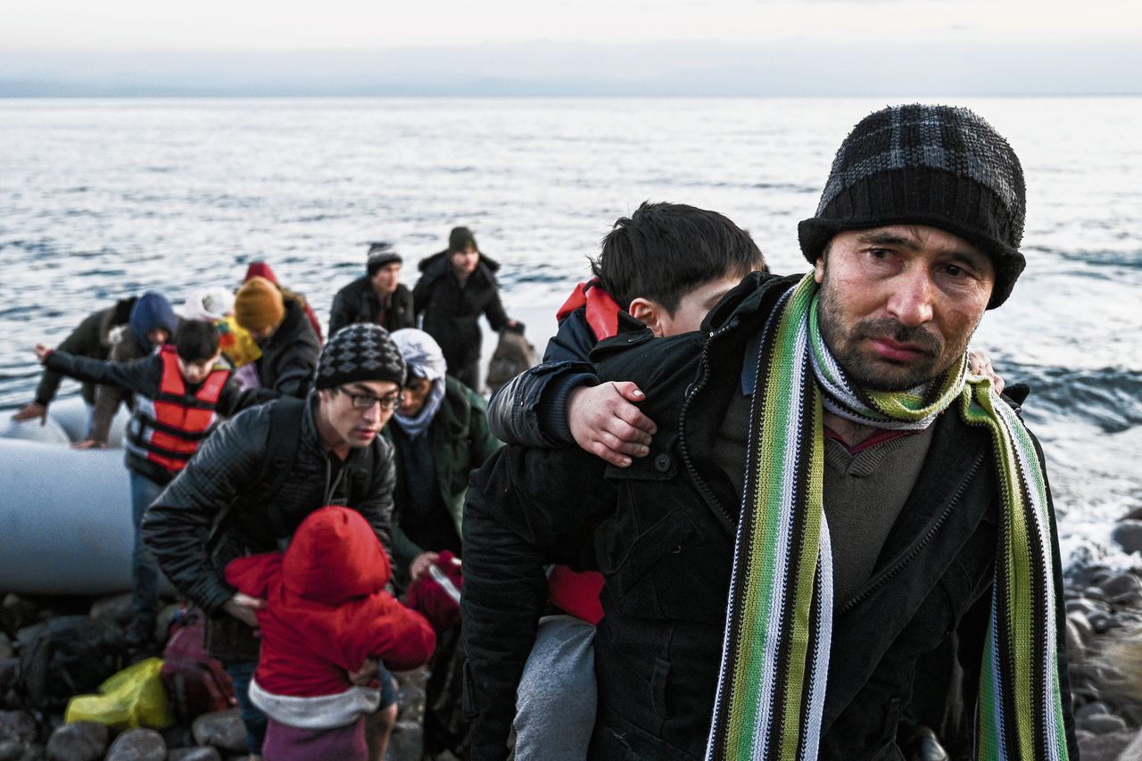 Vluchtelingen en migranten gaan begin maart aan land op het Griekse eiland Lesbos.