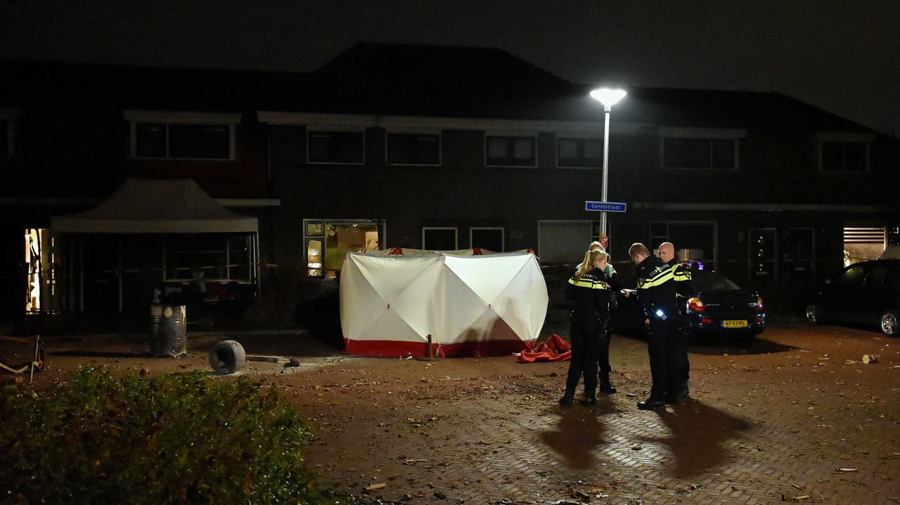 Ravage in Enschede, waar een man is overleden na een explosie. Op straat ligt een verkoolde droogtrommel.