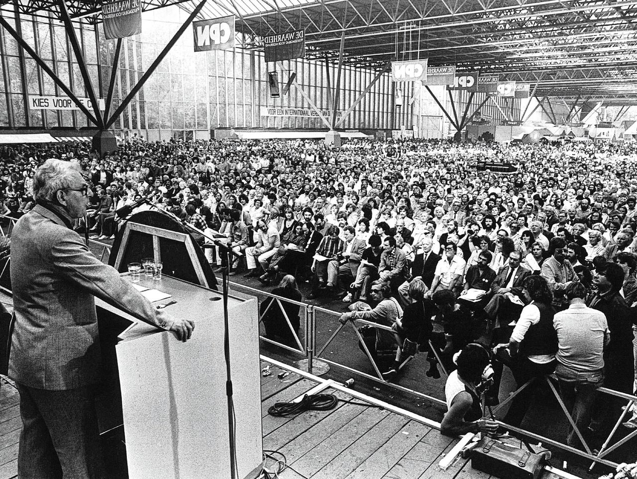 CPN-fractievoorzitter Marcus Bakker spreekt in 1980 stampvolle RAI toe tijdens partijfestival.