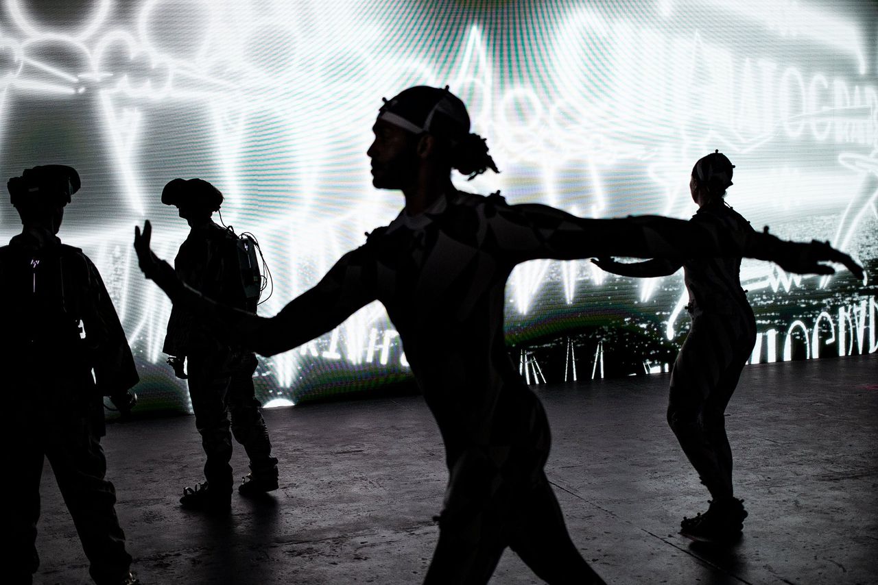 Multimediamix van dans en mode zoals de live-ervaring van DAZZLE: A Re-Assembly of Bodies.