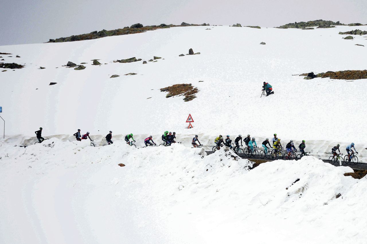 Het peloton had vorig jaar, op 27 mei, veel hinder van de sneeuw in de Ronde van Italië. Foto Fabio Ferrari / AP