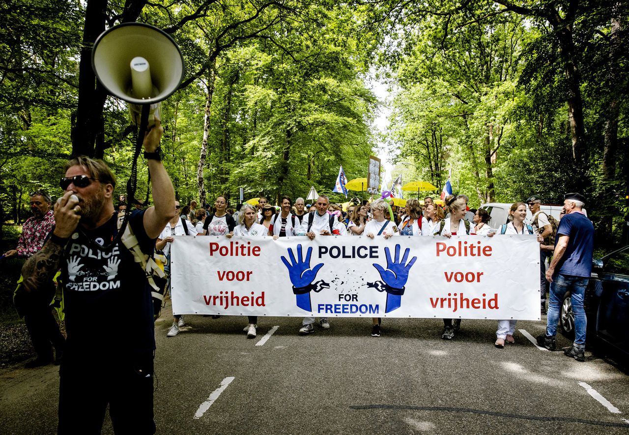 Demonstranten in Apeldoorn ageren zaterdag tegen de coronamaatregelen.