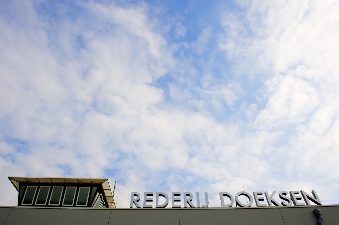 De terminal van Rederij Doeksen in de haven van Harlingen.