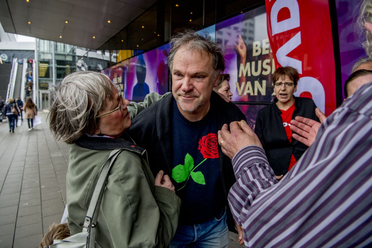 PvdA-voorzitter Hans Spekman buiten bij het Beatrixtheater tijdens de politieke ledenraad van de Partij van de Arbeid. Spekman stapt op na de nederlaag bij de Tweede Kamerverkiezingen.