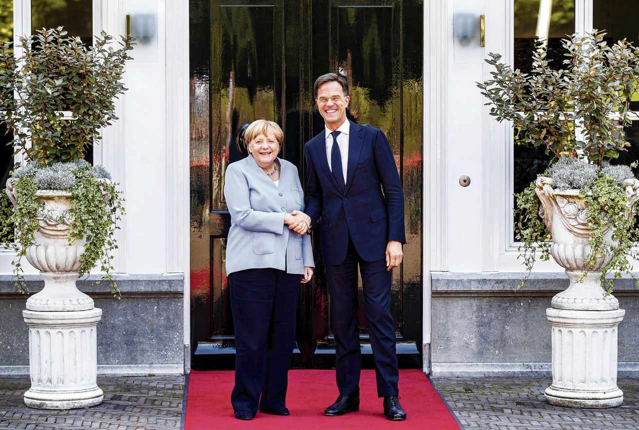 Een lachende bondskanselier Angela Merkel en Mark Rutte na de werklunch over de klimaatdoelen op het Catshuis.