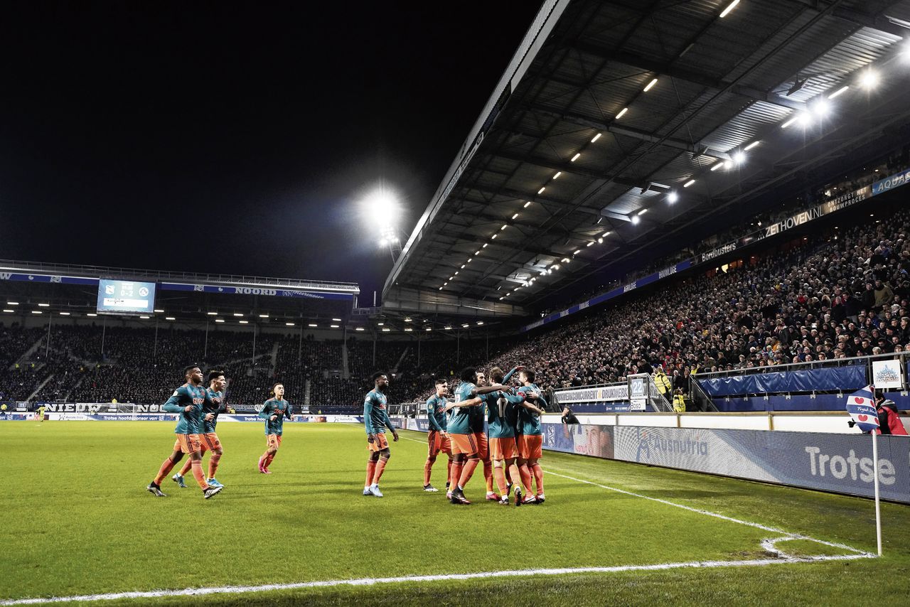 De spelers van Ajax vieren een doelpunt tijdens het uitduel tegen sc Heerenveen, op 7 maart van dit jaar. Ajax staat op doelsaldo bovenaan in de eredivisie, in punten gelijk met AZ.