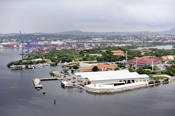 Haven met op de voorgrond de kustwacht van Curaçao.
