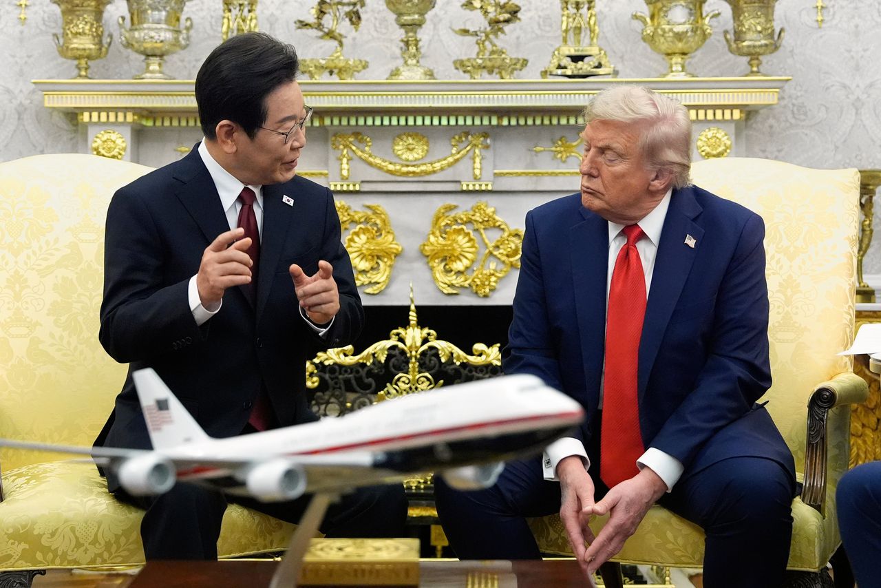 Trump wil Noord-Koreaanse leider Kim ontmoeten, zegt hij tegen vleiende president van Zuid-Korea