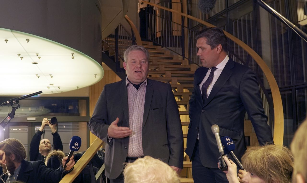 De nieuwe premier van IJsland Sigurdur Ingi Johannsson (links) met de minister van Financiën Bjarni Benediktsson.