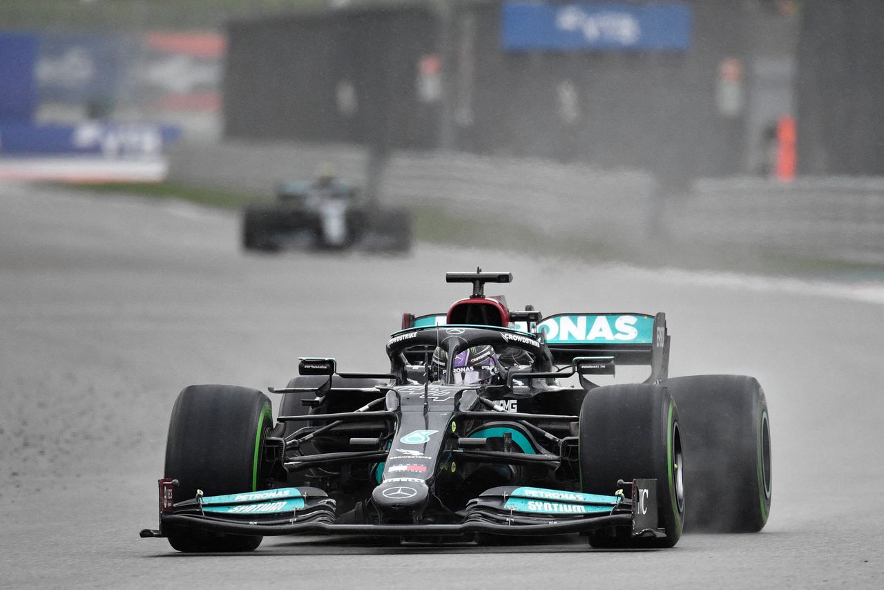 Nieuwe mijlpaal voor Lewis Hamilton in Sotsji, Max Verstappen verrast met tweede plek 
