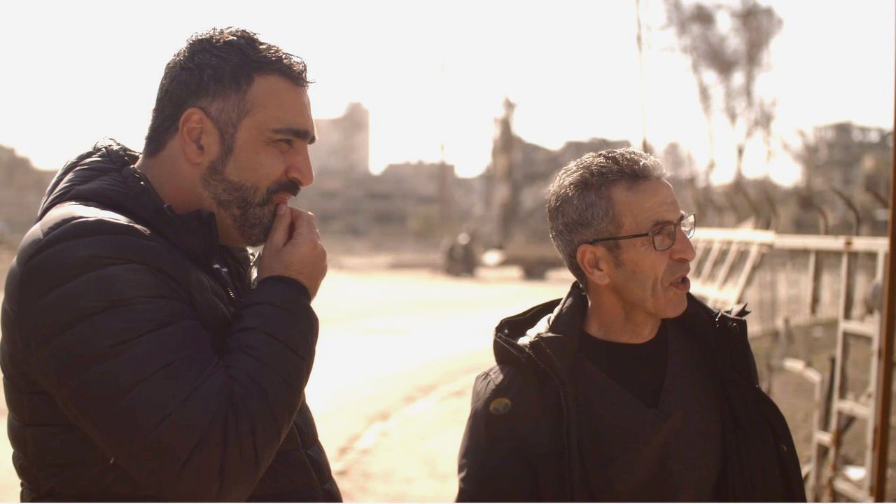 Tv-journalist Sinan Can en Houssein in de documentaire 'De Verloren Kinderen van het Kalifaat'.