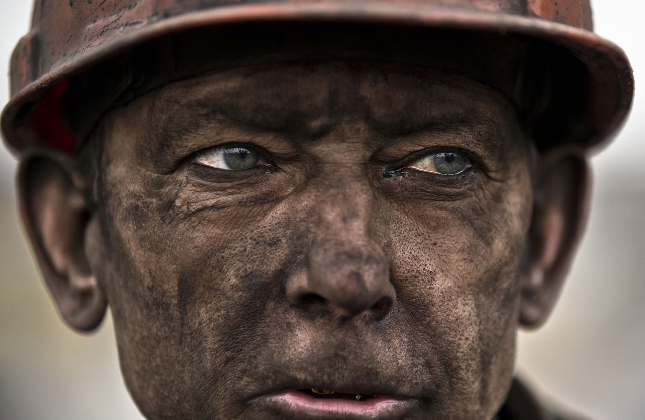 Een mijnwerker wacht op de bus nadat hij in de Zasyadko mijn geholpen heeft bij het zoeken naar collega's die nog vastzaten in de mijn.