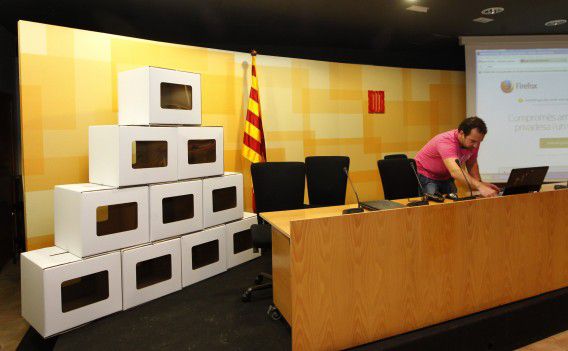 De stembussen bij het Catalaanse ministerie van Binnenlandse Zaken in Barcelona kunnen nog even de kast in nu het referendum voorlopig wordt opgeschort.