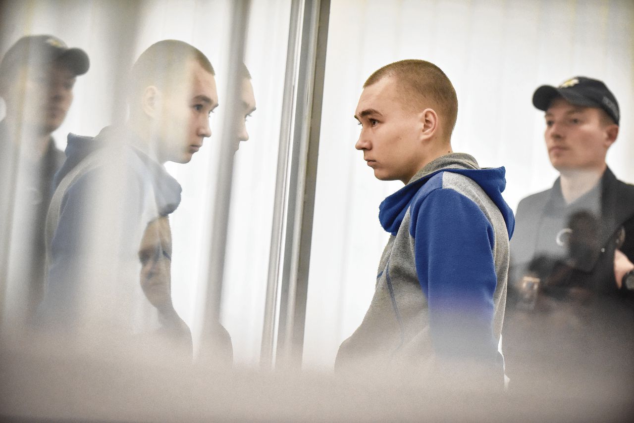 De Russische militair Vadim Sjisjimarin in de rechtbank van Kiev.