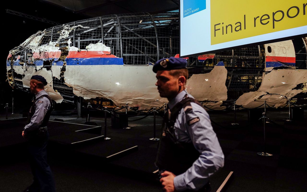 De zaal waar het rapport van de Onderzoeksraad voor Veiligheid (OVV) met de resultaten van het onderzoek naar de oorzaak van de ramp met vlucht MH17 wordt gepresenteerd, met op de achtergrond een deel van het gereconstrueerde vliegtuig.