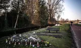  Bloemen en kaarsen langs de Holterbergweg in Duivendrecht, eerder deze maand, bij de gedenkplek voor de vorig jaar vermoorde tiener Lisa.