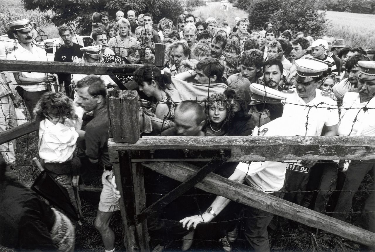 Massavlucht van DDR-burgers, nabij Sopron, Hongarije, op 19 augustus 1989.