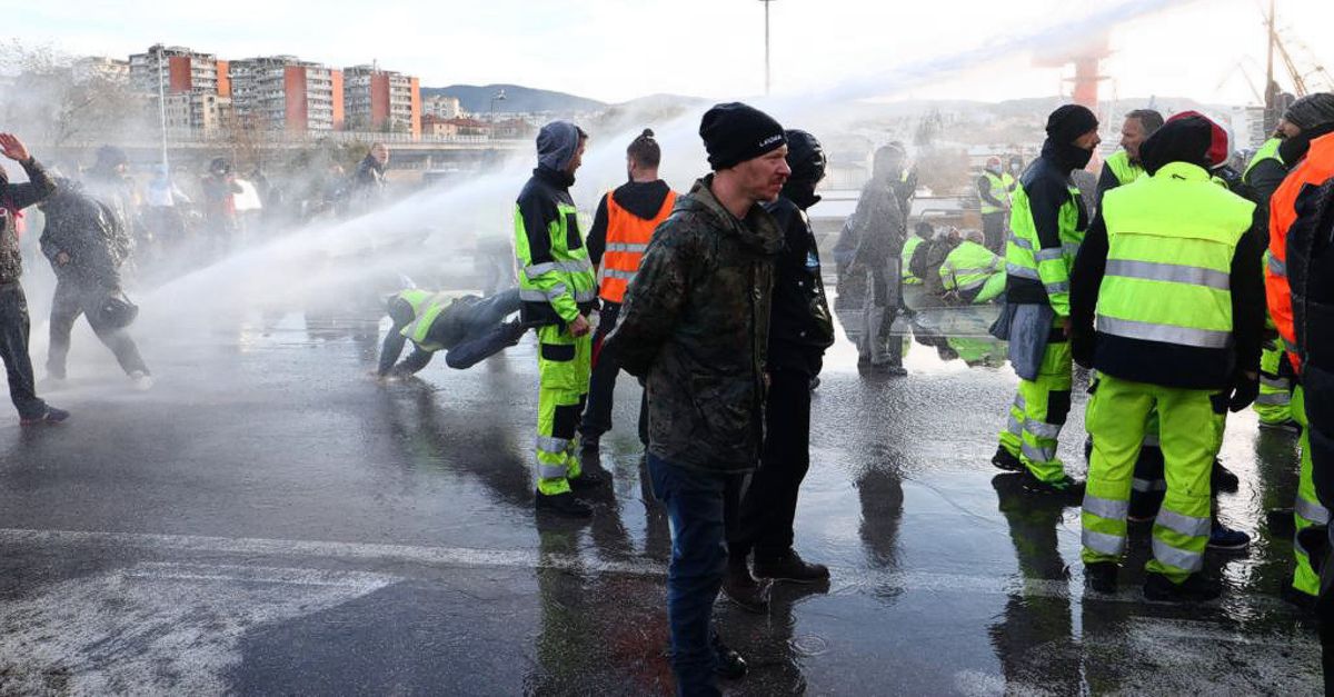 La polizia antisommossa italiana distrugge il porto di Trieste