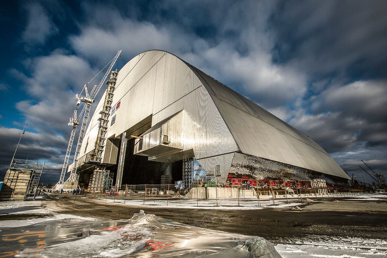 Zo ziet de nieuwe sarcofaag over de kernreactor in ...