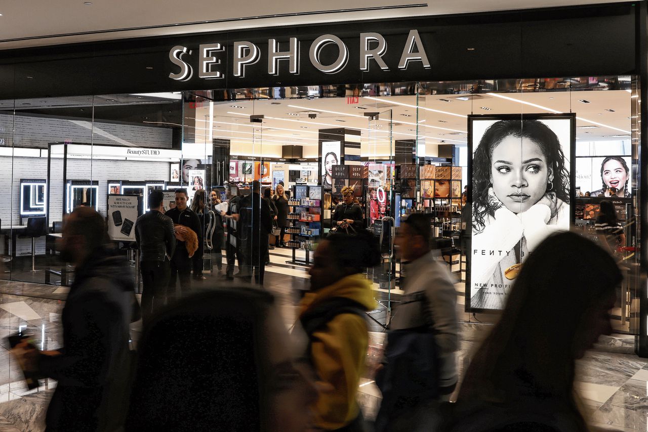 Cosmeticaketen Sephora kondigde aan dat ten minste 15 procent van de merken die het bedrijf verkoopt straks van zwarte ondernemers moet komen, maar stelde zichzelf geen deadline.