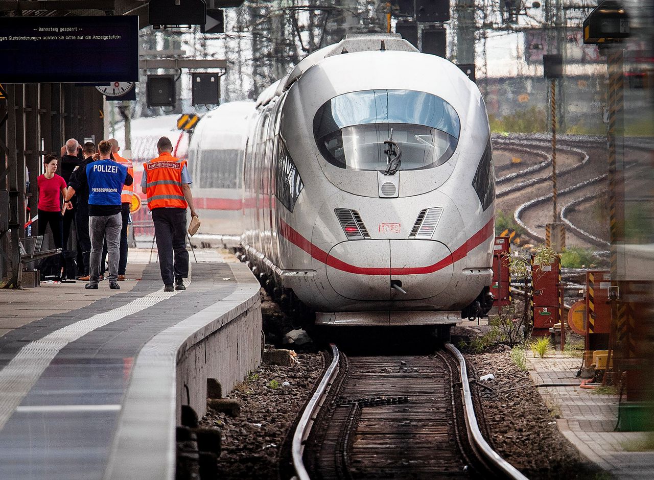 Moeder en zoontje (8) voor trein geduwd in Frankfurt - kind overlijdt 