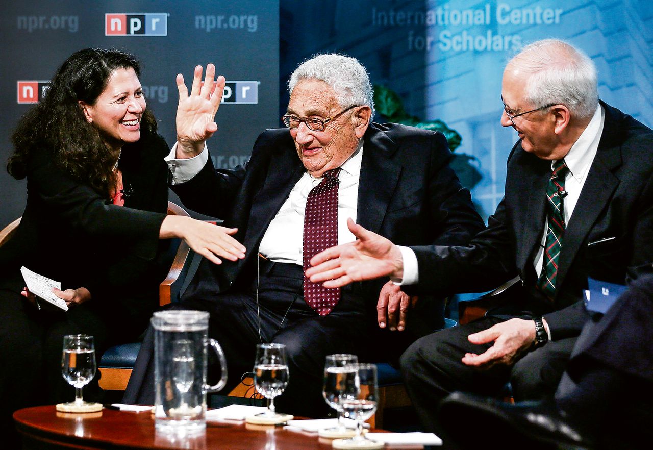De Amerikaanse ex-politicus Henry Kissinger (midden) wordt geïnterviewd door NPR Politics. De foto is uit 2012.