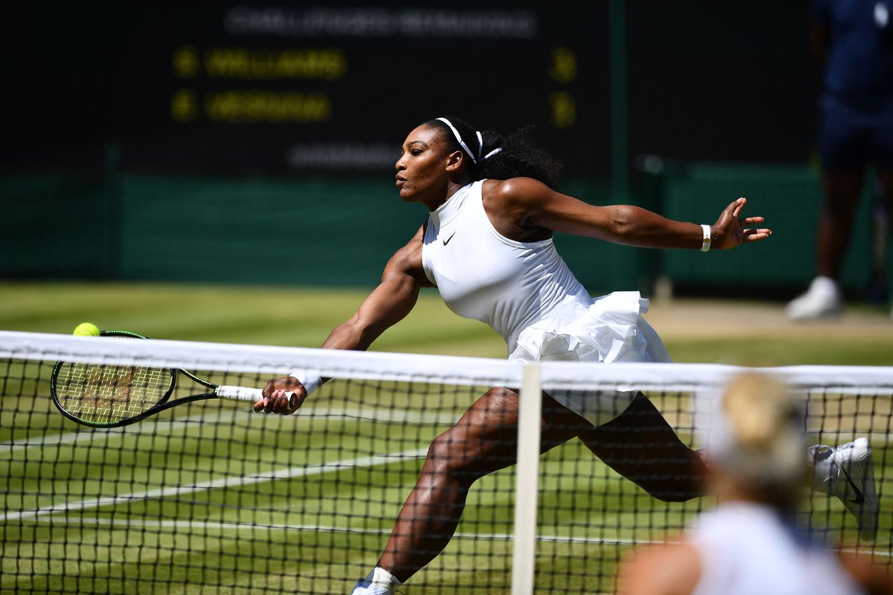 De Amerikaanse Serena Williams in actie tijdens de halve finale.