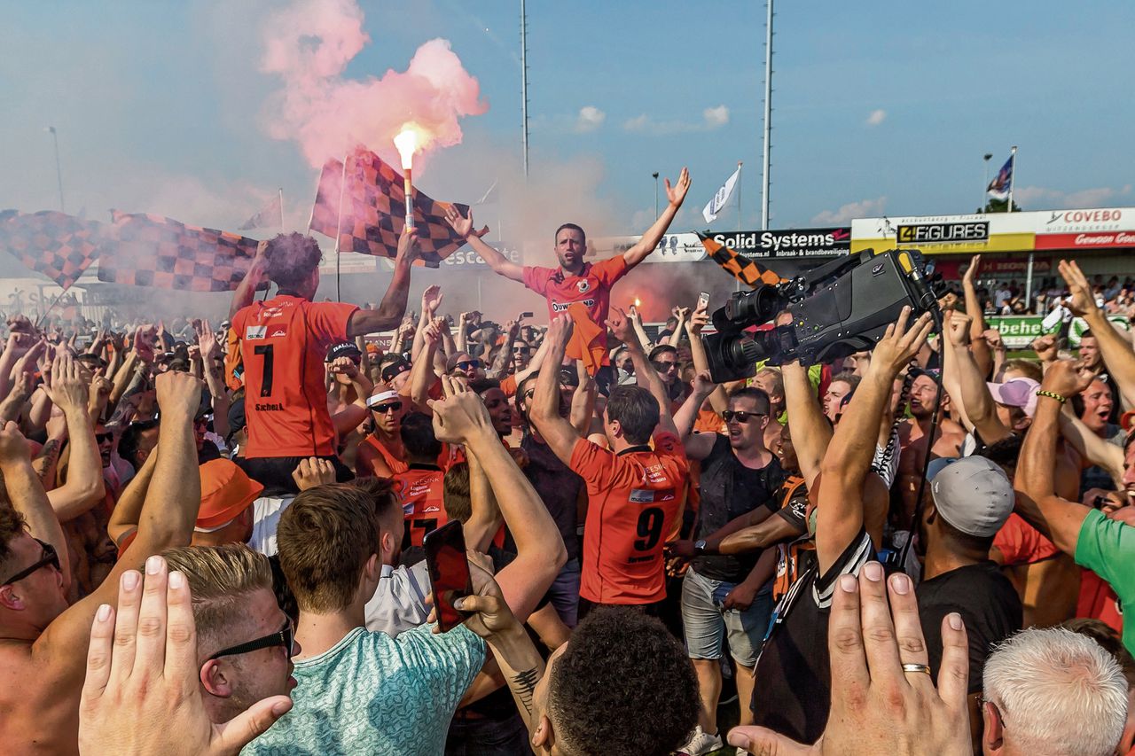 Spelers en supporters van Katwijk vieren het kampioenschap van de tweede divisie.