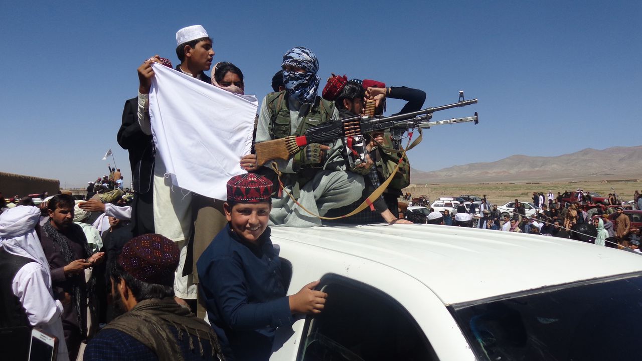 Vermeende Talibaan-leden groeten op 16 juni 2018 burgers in Afghanistan als teken van goede wil tijdens een driedaags staakt-het-vuren in Afghanistan.