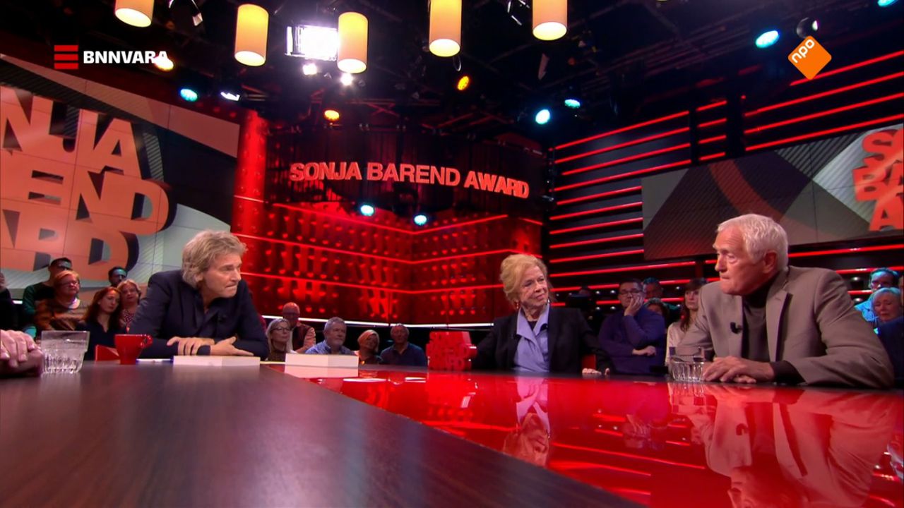 Peter van Uhm met Sonja Barend in 'De Wereld Draait Door'.