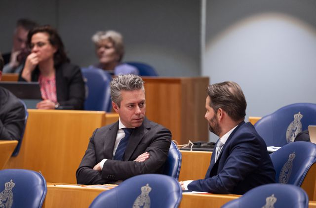 Chris Stoffer en Andre Flach (SGP) tijdens het debat in de plenaire zaal van de Tweede Kamer. 